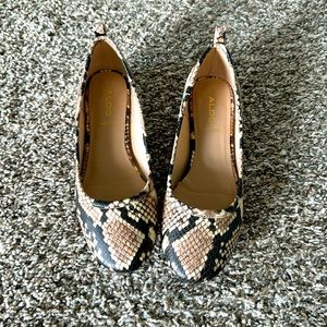 ALDO Women’s Snakeskin Flats - Beige Tan Black w/ Gold Heel Size 6.5